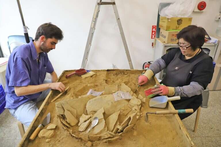 米蘭與英英女士發掘甕棺