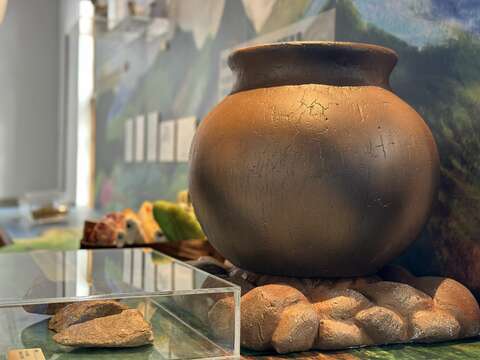 《史前餐會：翻動地層裡的飲食故事》展場一景。