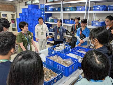 圖4_講師向學員介紹考古館藏品分級與維護