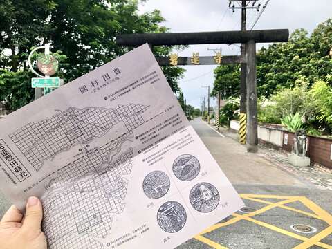 邀請觀眾看完展覽拿起展覽摺頁地圖，走進豐田村。
