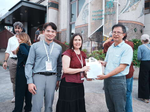 代表團致贈禮物予考古館(左：ICOM-ICME財務長暨本屆臺灣年會主席黃星達博士、中：ICOM-ICME Heidi H. McKinnon主席、右：花蓮縣考古博物館溫孟威館長